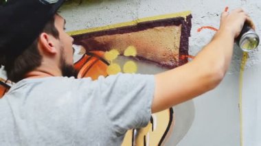 Sanatçı çitlere grafiti çiziyor. Soyut çizim.