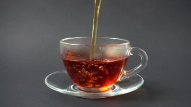 Çay fincana dökülür. Yavaş çekim.