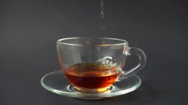 Çay fincana dökülür. Yavaş çekim.