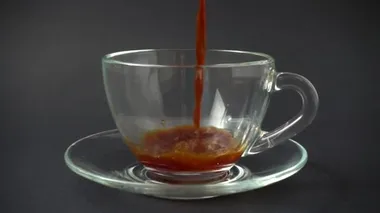 Bir fincan kahveye doldurulur. Yavaş çekim.