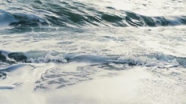Dalga deniz. Ağır çekim.