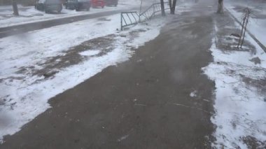 Şehirde kar fırtınası. Kışın çekim..