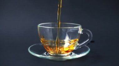 Çay fincana dökülür. Yavaş çekim.