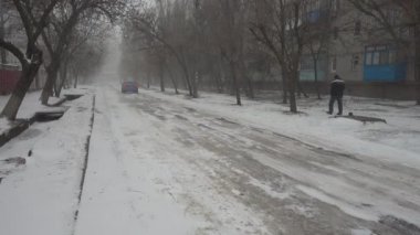 Şehirde kar fırtınası. Kışın çekim..