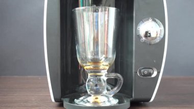 Kahve makinesinde kahve hazırlıyorum. Kahve makinesi..