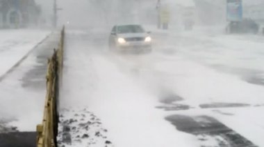 Şehirde kar fırtınası. Kışın çekim..