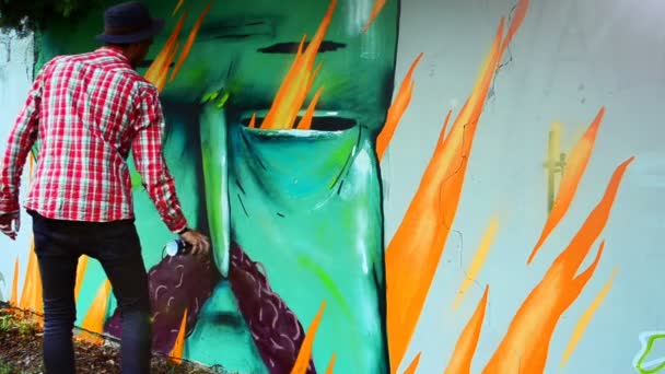 Artista Desenha Graffiti Uma Cerca Desenho Abstrato — Vídeo de Stock