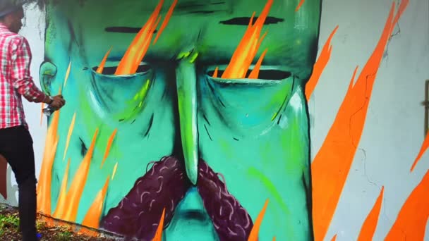 Artista Disegna Graffiti Una Recinzione Disegno Astratto — Video Stock