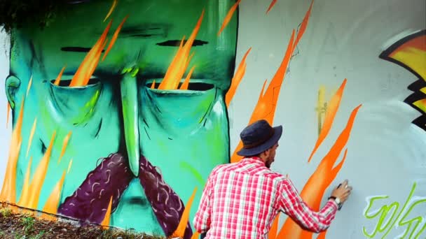 Artista Desenha Graffiti Uma Cerca Desenho Abstrato — Vídeo de Stock