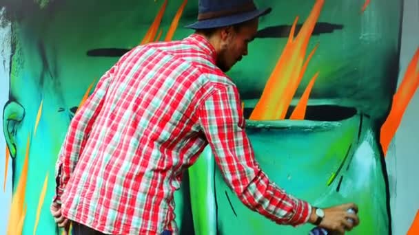 Kunstenaar Tekent Graffiti Een Hek Abstracte Tekening — Stockvideo