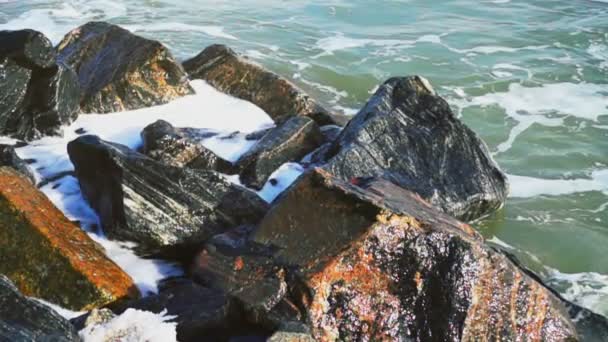 海浪冲击着石头 慢动作 — 图库视频影像