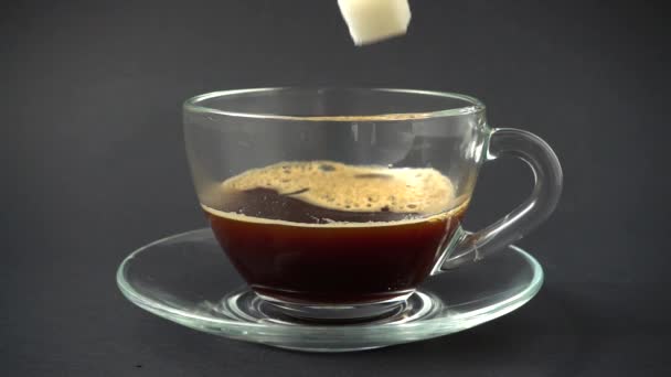Zucker Fällt Eine Tasse Kaffee Zeitlupe — Stockvideo