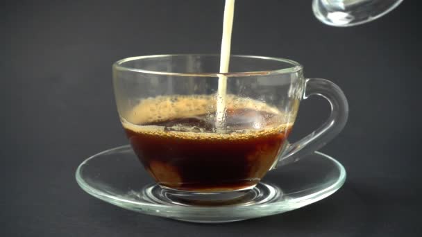 Preparação Cappuccino Leite Vaza Uma Xícara Com Café Movimento Lento — Vídeo de Stock