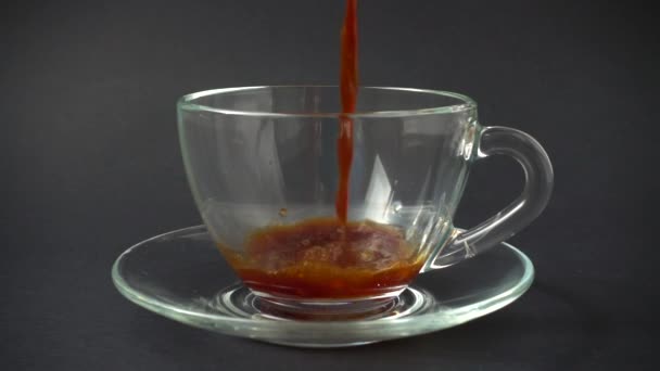 Eine Tasse Wird Kaffee Gegossen Zeitlupe — Stockvideo