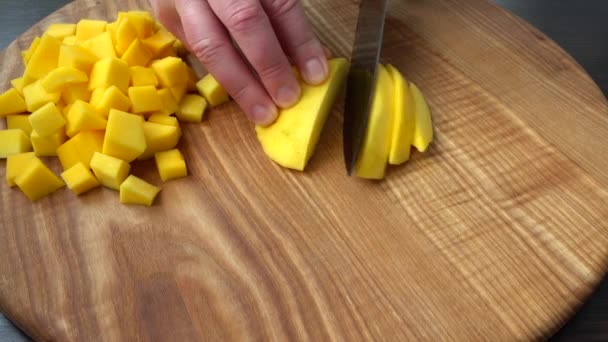 Cozinheiro Corta Pedaços Manga Cozinhar Tiro — Vídeo de Stock