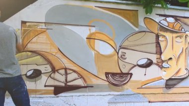 Sanatçı çitlere grafiti çiziyor. Soyut çizim.