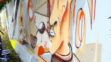 Sanatçı çitlere grafiti çiziyor. Soyut çizim.