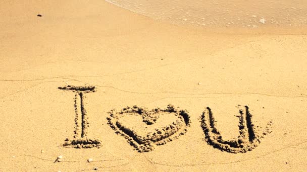 Επιγραφή Αγαπώ Στην Άμμο Πυροβολισμοί Στην Παραλία — Αρχείο Βίντεο