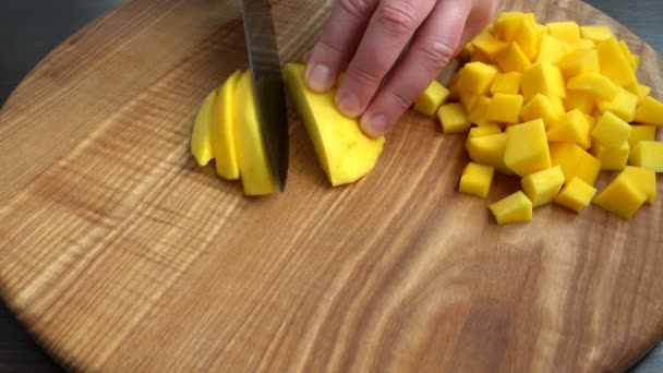 Cozinheiro Corta Pedaços Manga Cozinhar Tiro — Vídeo de Stock