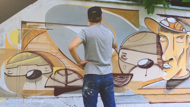 Művész Graffitit Rajzol Kerítésre Absztrakt Rajz — Stock videók