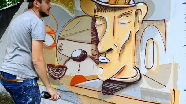 Artiste Dessine Des Graffitis Sur Une Clôture Dessin Résumé — Video