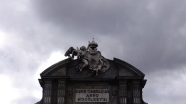 Madrid, İspanya. Alcala Kapısı. Puerta de Alcala 'da. Zaman aşımı. Alcala Gate, Madrid 'deki Plaza de la Independencia' da bulunan bir Neo-klasik anıttır..