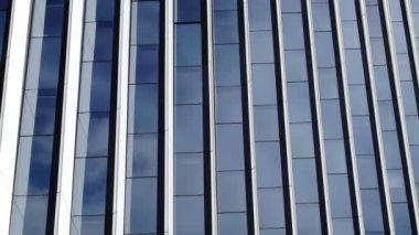 Bina cephesindeki bulutların yansıması. Zaman aşımı. Zaman aşımı.