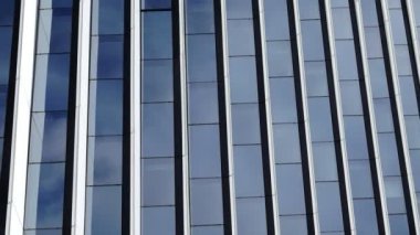 Bina cephesindeki bulutların yansıması. Zaman aşımı. Zaman aşımı.