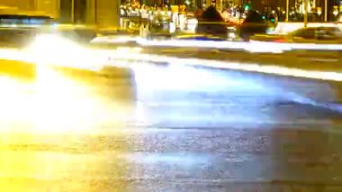 Madrid 'deki Cibeles çeşmesi. Madrid 'de gece trafiği. Zaman ayarlı. İspanya. Çeşme 1782 'de inşa edildi. Çeşmenin heykel yapısı tanrıça Kibela 'yı temsil eder..