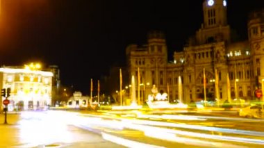 Madrid 'deki Cibeles çeşmesi. Madrid 'de gece trafiği. Zaman ayarlı. İspanya. Çeşme 1782 'de inşa edildi. Çeşmenin heykel yapısı tanrıça Kibela 'yı temsil eder..