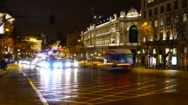 Gece Madrid 'de Alkala ve Gran Via caddelerinin kesişiminde. Zaman ayarlı. İspanya. Zaman Uygulaması.