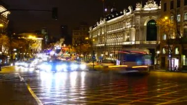 Gece Madrid 'de Alkala ve Gran Via caddelerinin kesişiminde. Zaman ayarlı. Madrid 'de gece trafiği. İspanya 'da çekim. Arka planda Alkal 'ın kapısı görünür.