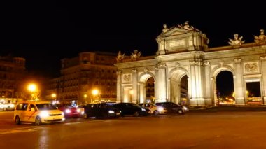 Puerta de Alcala 'da. Zaman aşımı. Alcala Gate, Madrid 'deki Plaza de la Independencia' da bulunan bir Neo-klasik anıttır..