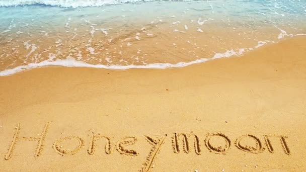 Επιγραφή Honeymoon Στην Άμμο Της Παραλίας Κύμα Πυροβολισμοί Στην Παραλία — Αρχείο Βίντεο