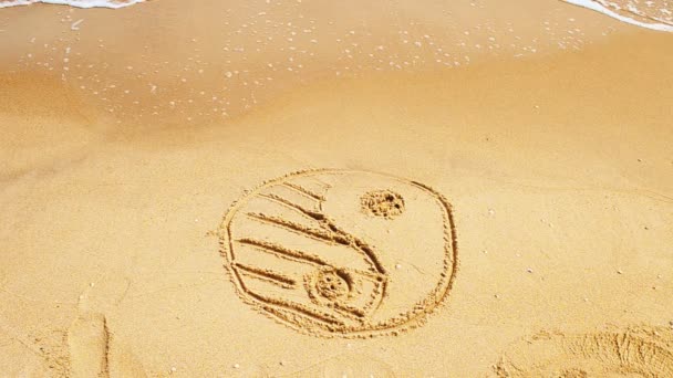 Yin Yan Sulla Sabbia Sulla Spiaggia Girare Sulla Spiaggia — Video Stock