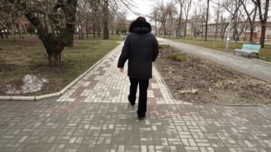 Adam cadde boyunca gidiyor. Yavaş çekim.