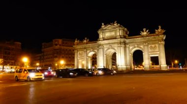 Puerta de Alcala 'da. Zaman aşımı. Alcala Gate, Madrid 'deki Plaza de la Independencia' da bulunan bir Neo-klasik anıttır..