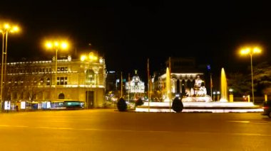 Madrid 'deki Cibeles çeşmesi. Madrid 'de gece trafiği. Zaman ayarlı. İspanya. Çeşme 1782 'de inşa edildi. Çeşmenin heykel yapısı tanrıça Kibela 'yı temsil eder..