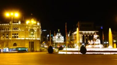 Madrid 'deki Cibeles çeşmesi. Madrid 'de gece trafiği. Zaman ayarlı. İspanya. Çeşme 1782 'de inşa edildi. Çeşmenin heykel yapısı tanrıça Kibela 'yı temsil eder..