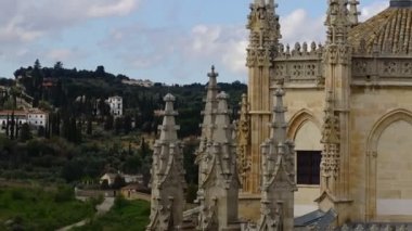 Toledo, İspanya 'daki San Juan de los Reyes Manastırı. Zaman ayarlı. Katolik Fransisken manastırı Toledo, İspanya Katolik kralları I. Isabella ve II. Ferdinand tarafından 15. yüzyılın sonlarında kuruldu..