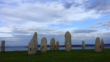 LA CORUNA, İspanya - 1 Nisan 2018: Menhirs parkında bilinmeyen insanlar. Zaman ayarlı. Campo de la Rata 'daki Menhirs Parkı.