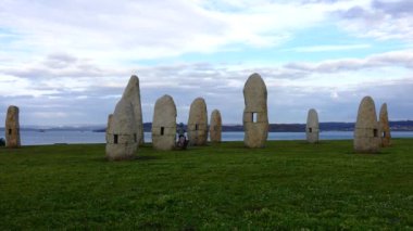 LA CORUNA, İspanya - 1 Nisan 2018: Menhirs parkında bilinmeyen insanlar. Zaman ayarlı. Campo de la Rata 'daki Menhirs Parkı.