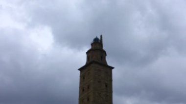 Herkül Kulesi. La Coruna, İspanya. Zaman ayarlı. La Coruna İspanya 'nın kuzeybatısındaki büyük şehir, tatil köyü ve liman..