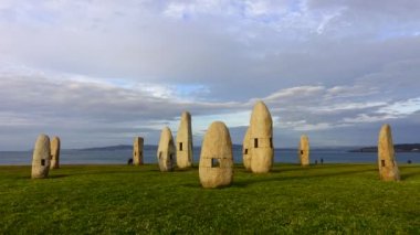 Campo de la Rata 'daki Menhirs parkında. La Coruna, İspanya. Zaman ayarlı. İspanya 'da okyanus kıyısında çekim.