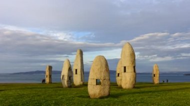 Campo de la Rata 'daki Menhirs parkında. La Coruna, İspanya. Zaman ayarlı. İspanya 'da okyanus kıyısında çekim.