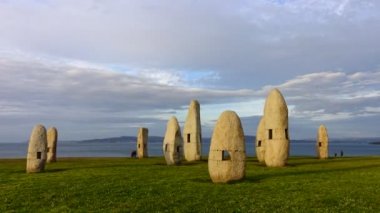 Campo de la Rata 'daki Menhirs parkında. La Coruna, İspanya. Zaman ayarlı. İspanya 'da okyanus kıyısında çekim.