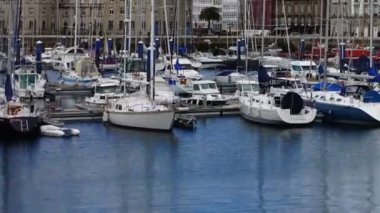LA CORUNA, İSPA - 1 Nisan 2018: La Coruna 'daki toprak seti ve yatlar. La Coruna İspanya 'nın kuzeybatısındaki büyük şehir, tatil köyü ve liman. Zaman Uygulaması.
