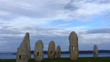 Campo de la Rata 'daki Menhirs parkında. La Coruna, İspanya. Zaman ayarlı. İspanya 'da okyanus kıyısında çekim.