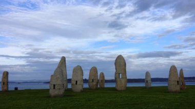 Campo de la Rata 'daki Menhirs parkında. La Coruna, İspanya. Zaman ayarlı. İspanya 'da okyanus kıyısında çekim.