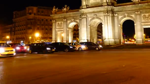 アルカラ通りにある 時間の経過 アルカラ門 Alcala Gate マドリードのラ インデペンデンシア広場にあるネオクラシック様式の記念碑 — ストック動画